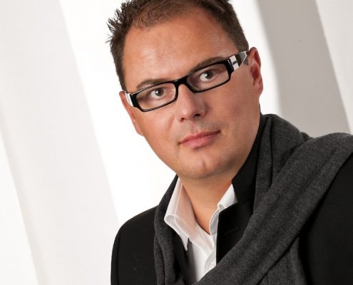 Bewerbungsfoto Mann mit Schal und schwarzer Brille profesionelles fotoshooting vierzehn